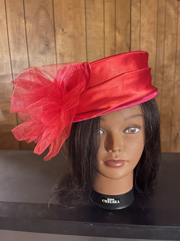 red hat sidebow no brim mannequin2